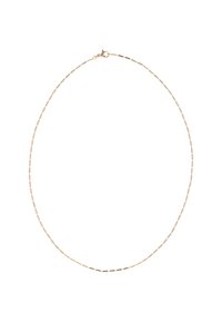 Gouden ketting met delicate schakels, voorzien van verlengde ovale schakelstukken, afgemaakt met een haaksluiting voor een veilige draagervaring.