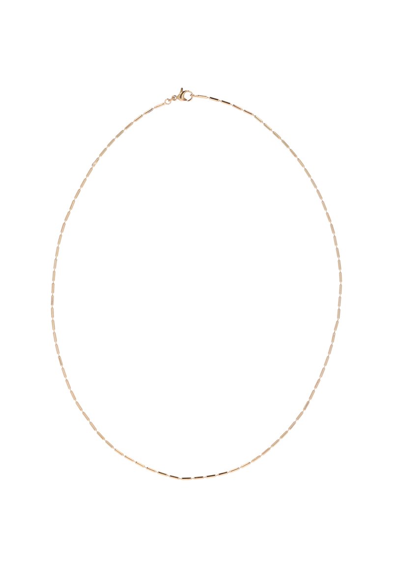 Gouden ketting met delicate schakels, voorzien van verlengde ovale schakelstukken, afgemaakt met een haaksluiting voor een veilige draagervaring.