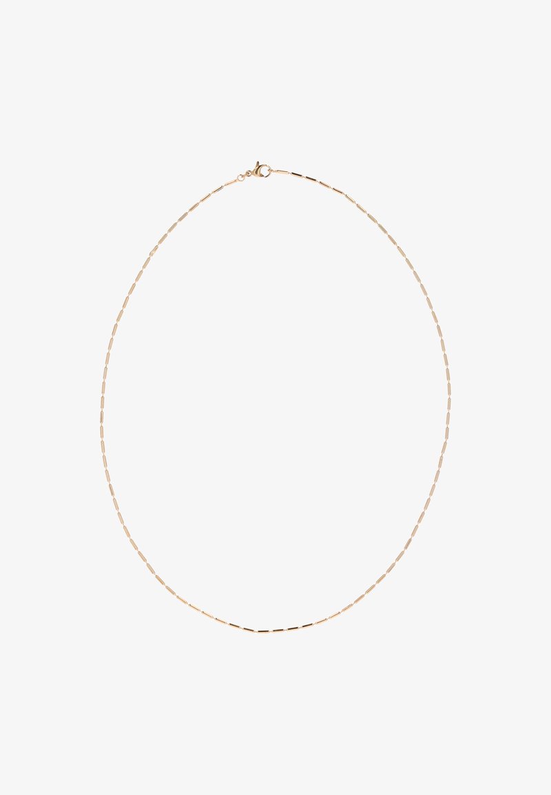 Gouden ketting met delicate schakels, voorzien van verlengde ovale schakelstukken, afgemaakt met een haaksluiting voor een veilige draagervaring.