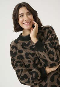 Maglione con stampa leopardo in marrone e nero, con un colletto e polsini neri a costine, realizzato in morbido tessuto testurizzato.