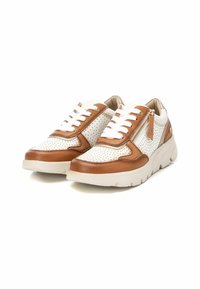 Zapatillas de cuero perforadas en blanco y marrón con cordones blancos, cremallera lateral, acentos texturizados en marrón y una suela de goma blanca gruesa.