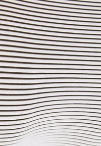 Tecido riscado com finas linhas horizontais brancas e castanhas, textura suave e padrão consistente em toda a superfície.