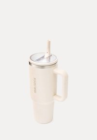 Grand mug de voyage blanc avec anse, couvercle transparent et paille flexible intégrée, marqué avec "SMILODOX" sur le côté.