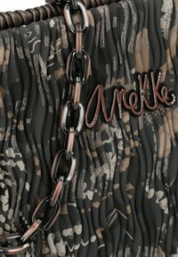 Texturiertes Handtasche in dunklen Farbtönen mit einem wellenförmigen Design, ausgestattet mit einer gemusterten Oberfläche und einem Metallkettenschulterriemen. Akzentuiert mit einem Markenlogo.
