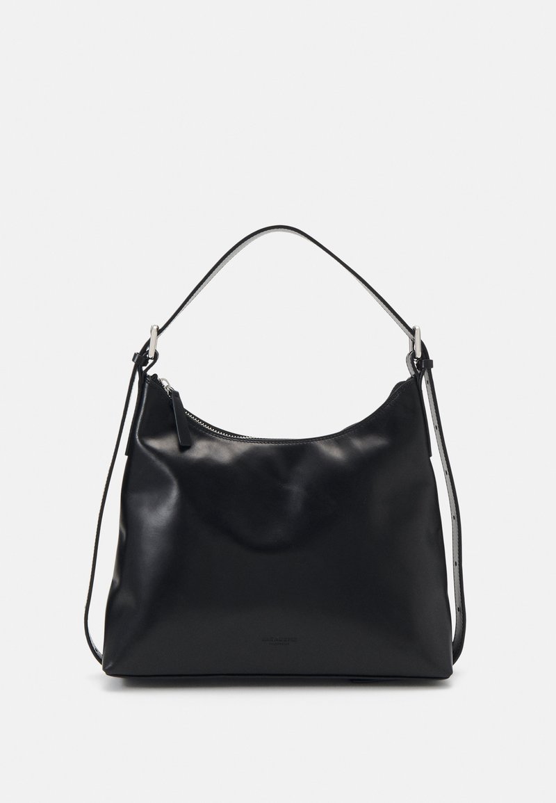 Borsa a mano in pelle nera con un manico superiore singolo e tracolla regolabile, dotata di chiusura a zip e accessori in argento.