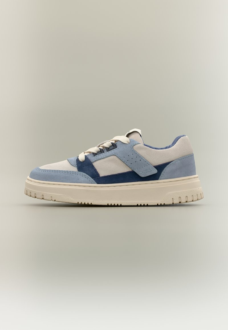 Κοντό αθλητικό παπούτσι σε κρεμ, ανοιχτό μπλε και ναυτικό μπλε σουέντ με λευκά κορδόνια και παχύ ελαστικό πέλμα εκρού.