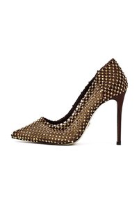 Bruine hoge hakken met een spitse neus, versierd met gouden studs op een gaasachtig materiaal, met een dunne stilettohak.