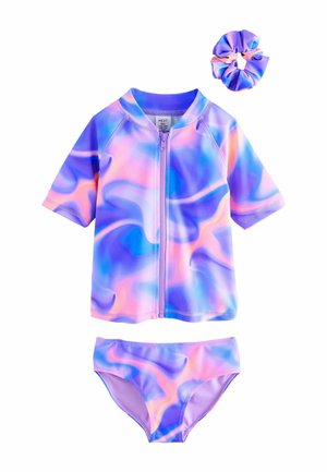 Zweiteiliges Kinder-Badeanzugset mit pastelllila, rosa und blauem Wirbelmuster, bestehend aus einem kurzärmeligen Oberteil mit Reißverschluss, einem Slip und einem passenden Haargummi.