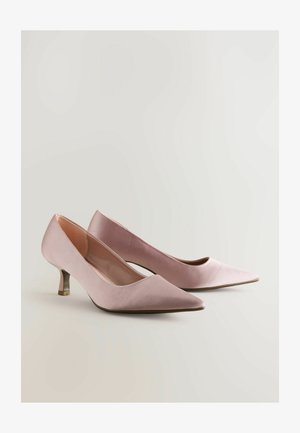 Rosenrote satinierte Pumps mit hohen Absätzen, spitzer Zehenform und schmalem, metallisch akzentuiertem Absatz. Glatte Textur und ein schlichtes, elegantes Design.