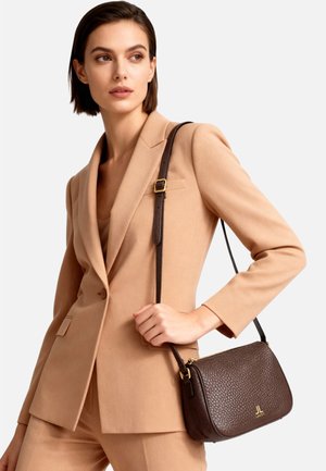 Bolso de cuero marrón texturizado con cremallera dorada, correa ajustable y detalle de logo. Estilizado con un blazer beige y pantalones.