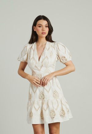 Weißes Spitzenkleid mit Diamantmustern, Puffärmeln, V-Ausschnitt und ausgestelltem Rock. Strukturierter Stoff und dekorative Nähte.
