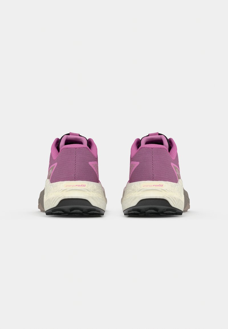 Paarse mesh hardloopschoenen met een gewatteerde witte zool en een zwarte rubberen buitenzool. Voorzien van een lage hak en een vetersluiting met versterkte accenten.