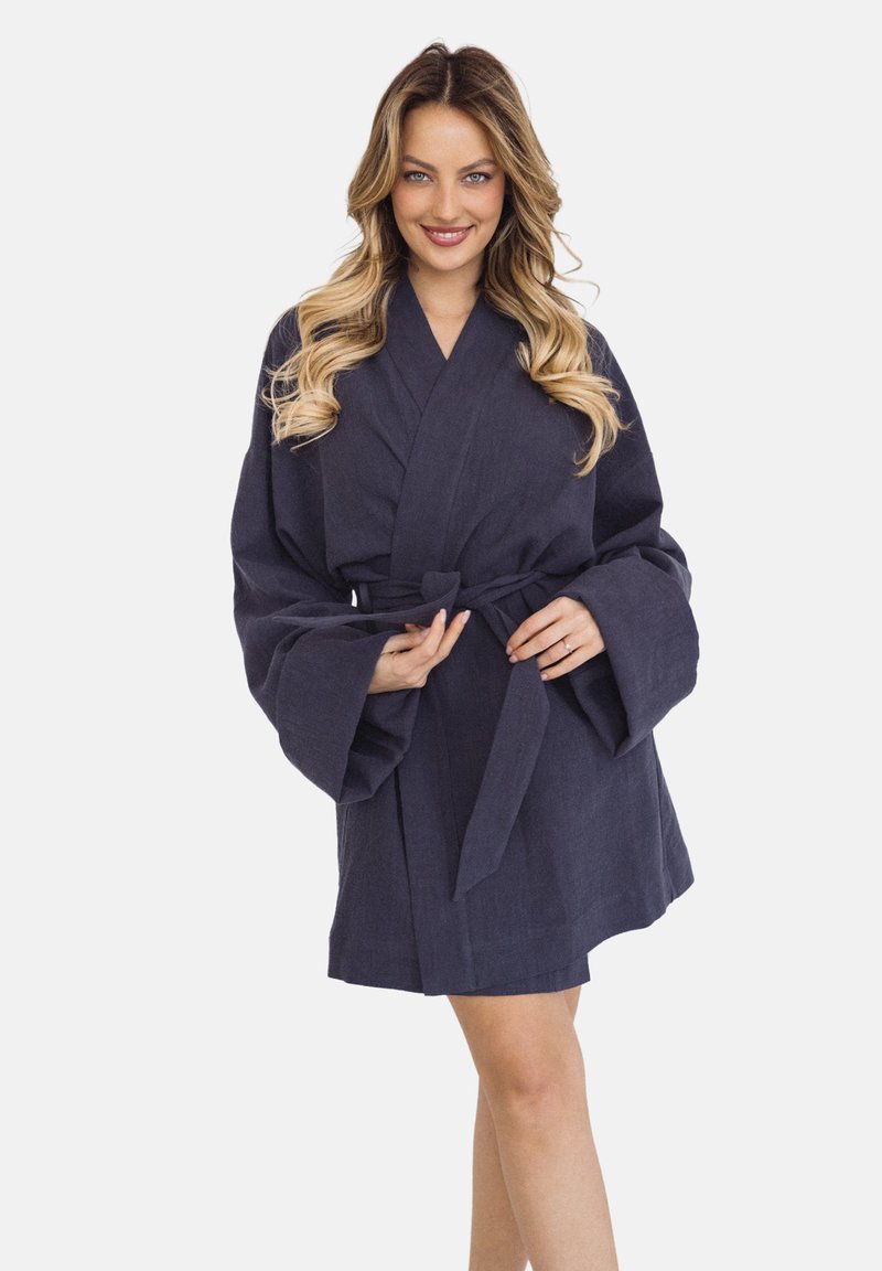 Granatowy szlafrok z lnu z szerokimi rękawami, zapinany na zakładkę, z dopasowanym paskiem, charakteryzujący się miękką teksturą i długością do połowy uda.