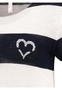 Námořnický a bílý pruhovaný svetr s designem srdce z flitrů na hrudi. Měkká tkanina s kulatým výstřihem a krátkými rukávy.
