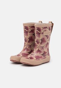 Bottes de pluie en caoutchouc rose avec un motif floral de feuilles de ginkgo en rouge profond. Elles disposent de semelles texturées et de poignées pour un enfilage facile.