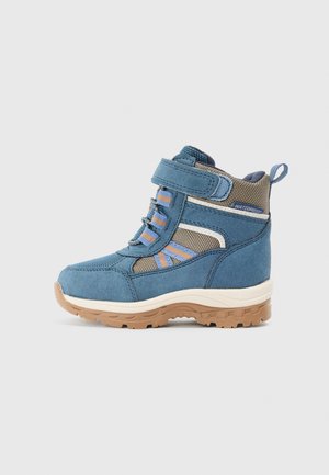 Niebieskie wodoodporne buty zamszowe, z siateczkowymi akcentami, wzmocnionym noskiem, sznurowanym zapięciem i gumową podeszwą z teksturowanym gripem.