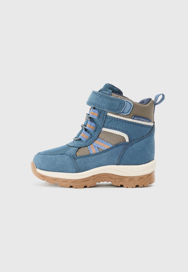 Botas impermeables azules de material de gamuza, con detalles de malla, puntera reforzada, cierre de cordones y suela de goma con agarre texturizado.