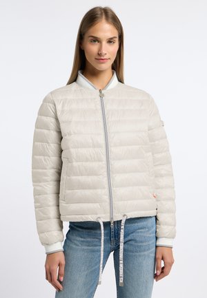 Hellgraue Steppjacke mit gestepptem Design, Reißverschluss vorne, gerippten Bündchen und Kordelzugsaum. Besitzt einen kontrastierenden hellen Kragen.