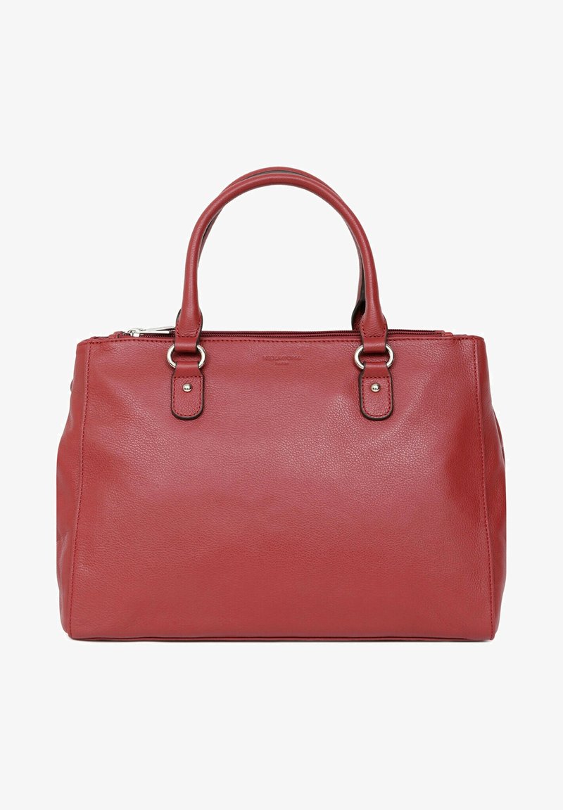 Sac à main en cuir rouge avec deux poignées, quincaillerie argentée, fermeture éclair et surface texturée. Présente une forme structurée et rectangulaire.