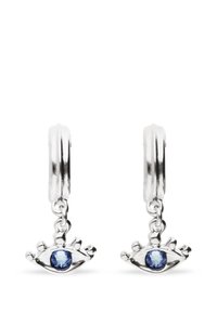 Pendientes de plata con formas de ojo que tienen piedras preciosas azules en el centro, colgados de pequeños cierres de aro. Detallados con acentos redondeados.