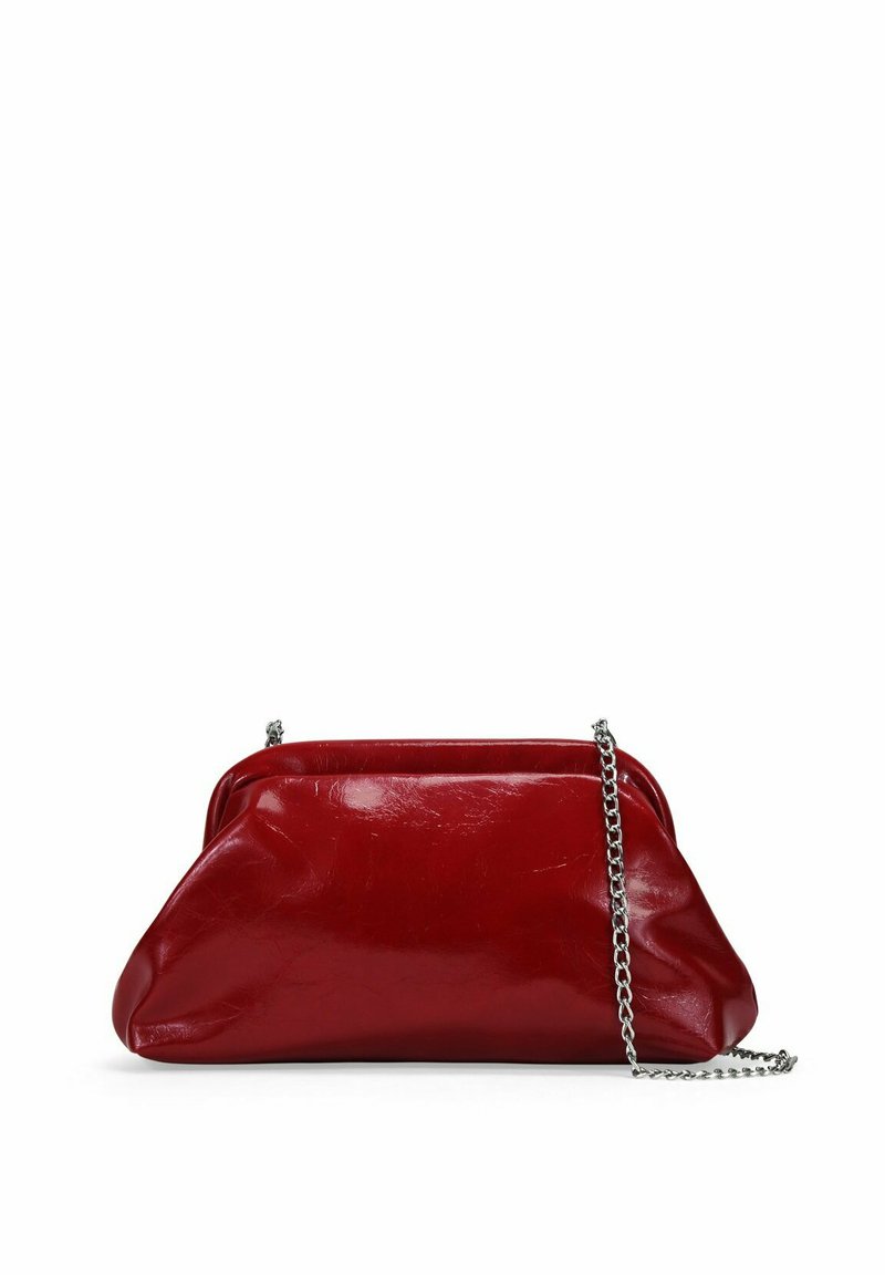 Bolso de mano de cuero rojo con acabado brillante y una correa de cadena. Forma suave y redondeada con una parte superior fruncida, con un hardware mínimo.