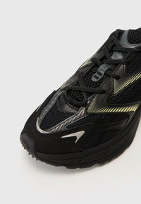 Lacoste L003 NEO SHOT 125 - Trainers - black/yellow