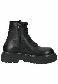 Bottines noires en cuir texturé, avec un laçage à l'avant, une fermeture éclair latérale et une semelle plateforme en caoutchouc épaisse avec des coutures blanches.