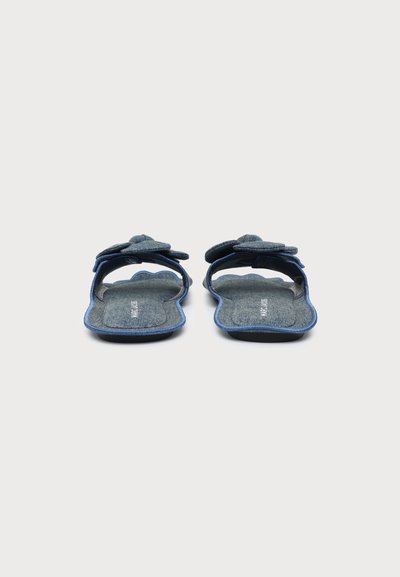 Paire de chaussons bleus à bout ouvert avec des brides ajustables et des semelles intérieures rembourrées, présentée de face sur un fond uni.