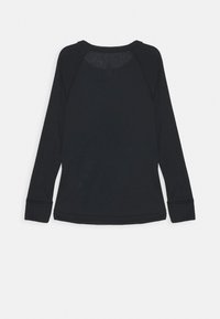 Sweatshirt noir à manches longues avec un col rond, présentant une texture douce et des manches raglan. Les poignets sont ajustés au poignet.
