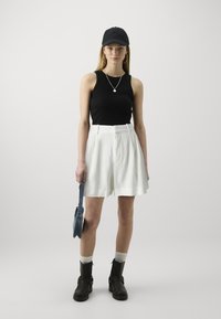 GAP Pantaloni scurți - new off white