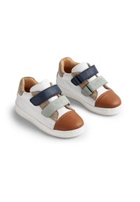 Vita och bruna lädersneakers med marinblå och mintgröna kardborreband; rundade tår och texturerade bruna detaljer vid hälen.