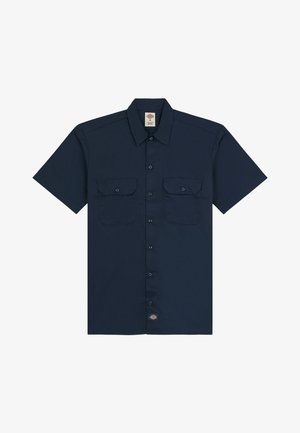 Námořnická košile s krátkým rukávem a knoflíky, vyrobená z lehkého materiálu, s dvěma předními kapsami a malým logem značky na lemu.