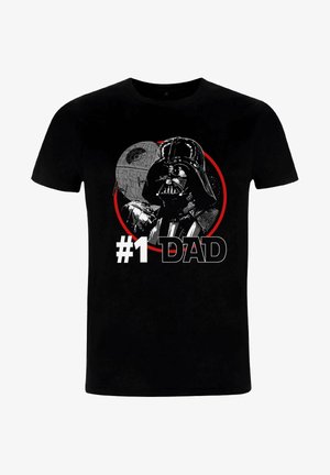 Camiseta de algodón negra con un gráfico de la cara de un personaje, flanqueado por un círculo rojo y el texto “#1 PAPÁ” en blanco y negro.