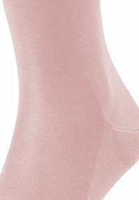 Calzino alla caviglia rosa chiaro realizzato in un materiale liscio ed elastico, con una texture a coste e punta senza cuciture per un maggiore comfort.