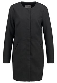 Musta, teksturoitu takki pyöreällä pääntiellä, pitkillä hihoilla ja sivutaskuilla. Yksinkertainen muotoilu etuvetoketjulla ilman näkyviä kiinnityksiä.