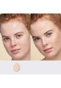 Meikkipohjan esittely, jossa vaalea kerma sävy levitettynä teksturoidulle iholle; vasemmalla paljas iho, oikealla peitetty iho.