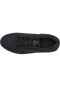 Czarne syntetyczne sneakersy z teksturowanym wzorem, płaskimi sznurowadłami, perforowanym noskiem oraz miękką, puszystą wyściółką kołnierza.