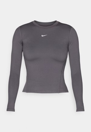 Maglietta a maniche lunghe compressiva Nike di colore grigio scuro, con colletto a girocollo e logo Nike swoosh bianco al centro del petto.