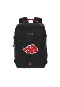 Mochila negra con diseño de nubes rojas en el frente, cremalleras y correas ajustables. Cuenta con un exterior de tela duradera y un asa superior para llevar.