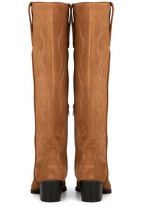 Botas de ante hasta la rodilla en color marrón con patrones de ondas cosidos, lengüetas para tirar y un tacón ancho negro. Textura suave con acabado blando.