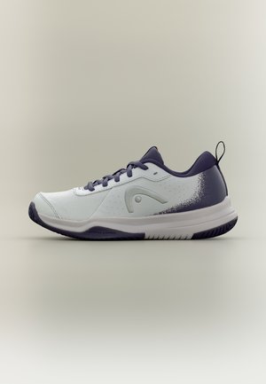 Weißer und dunkelgrauer Sportschuh mit Schnürsenkeln, einem Logo an der Seite und einer strukturierten Sohle, seitlich auf neutralem Hintergrund dargestellt.