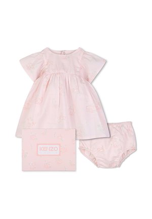 Zachte roze babyjurk met bijpassende broekje, beide voorzien van subtiele dierenprints, vergezeld van een roze Kenzo Paris geschenkdoos.