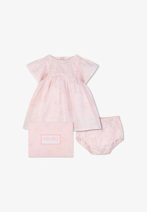 Robe de bébé rose pâle avec bloomer assorti, tous deux ornés de motifs d'animaux discrets, accompagnés d'une boîte rose de marque Kenzo Paris.