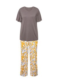 Top gris de manga corta con cuello redondo, combinado con pantalones de pijama amarillos que presentan un patrón floral en blanco y gris.