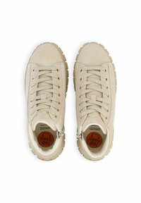 Beige suede sneakers met geglazuurde rubberen zolen, voorzien van veters en een zijrits. Logo zichtbaar op de inlegzool.