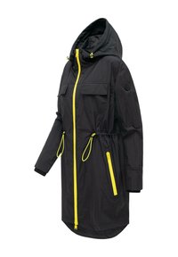 Čierny kapucňový pršiplášť s jasne žltým zipsom, šnúrkami a akcentmi na vreckách, s dlhými rukávmi a klopovými vreckami na hrudi.