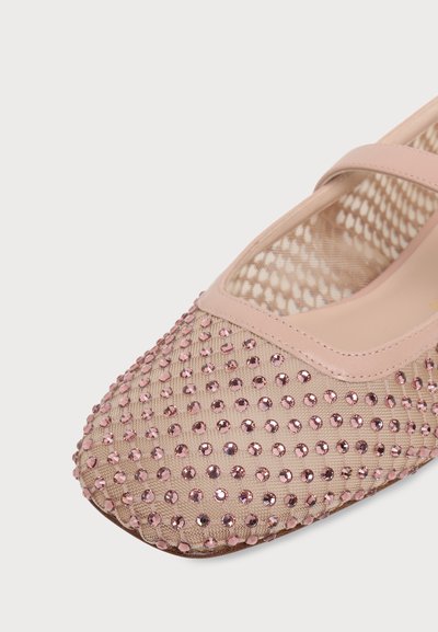Chaussure plate en mesh rose à bout pointu décorée de petits strass roses régulièrement espacés et d’une fine bride sur le dessus.