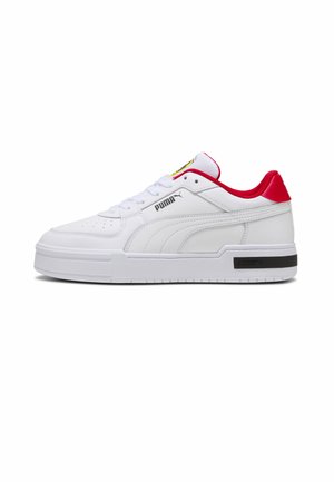 Basket basse blanche Puma avec col rouge, logo Puma noir sur le côté et détail jaune sur la languette, présentée sur fond blanc.