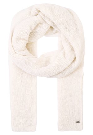 Zachte, crèmekleurige gebreide sjaal opgevouwen in een losse lus, met zichtbare textuur en een klein rechthoekig metalen label aan één uiteinde.