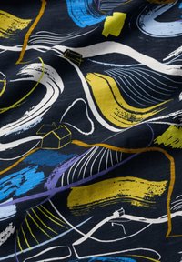 Stof cu un design abstract, cu forme spirale în nuanțe de albastru, galben și alb pe un fundal întunecat; include desene fine și textură subtilă.